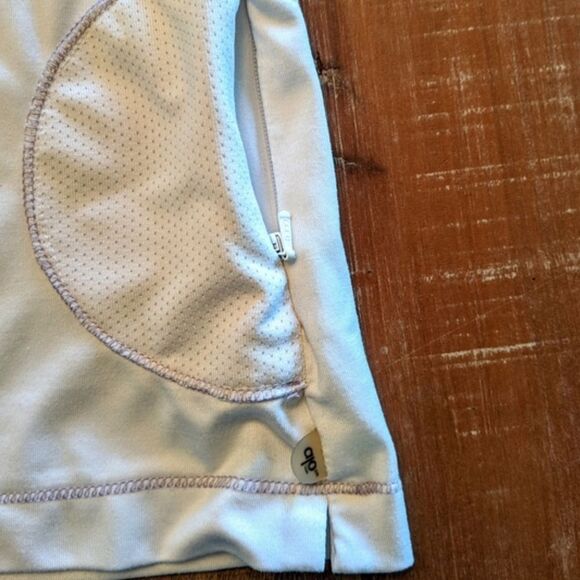 ✨ALO White CoolFit V-Neck Yoga Tank✨ - Picture 5 of 7